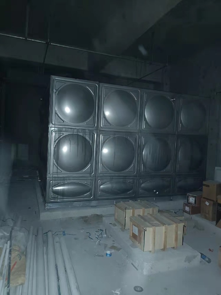 東部江山萬(wàn)里項(xiàng)目生活不銹鋼水箱安裝完成寧波新寶聚供水設(shè)備有限公司寧波不銹鋼水箱