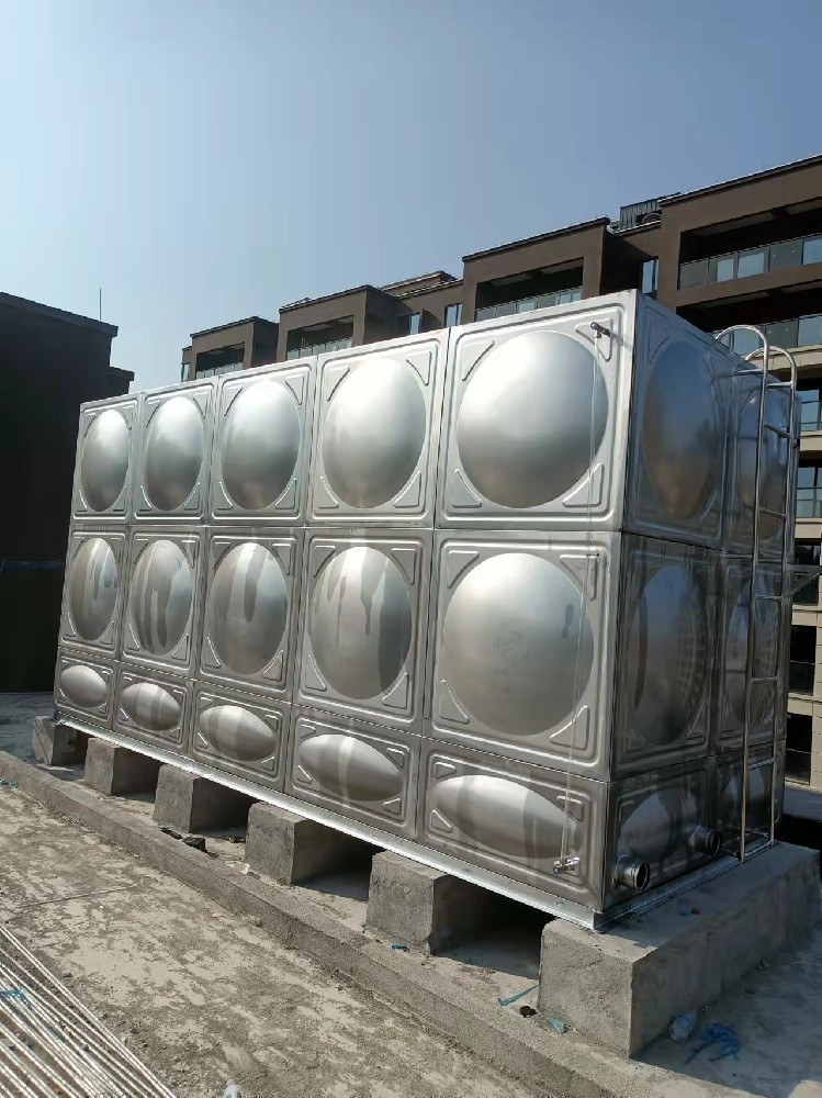 溪口鎮(zhèn)武嶺悅府項(xiàng)目采購(gòu)寧波新寶聚供水設(shè)備有限公司不銹鋼消防水箱一臺(tái)安裝完成