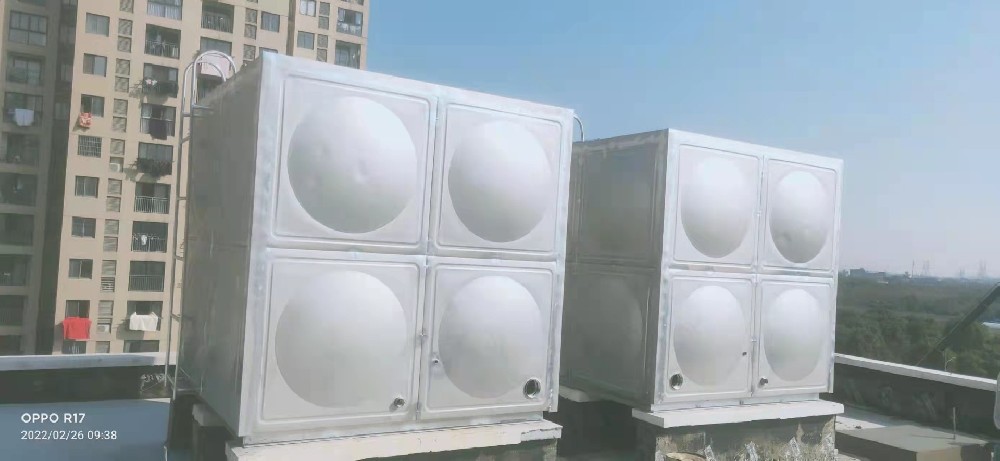 雅戈?duì)柵c中國(guó)郵政時(shí)尚科技物流中心項(xiàng)目采購(gòu)寧波新寶聚供水設(shè)備有限公司保溫不銹鋼水箱已經(jīng)安裝到位