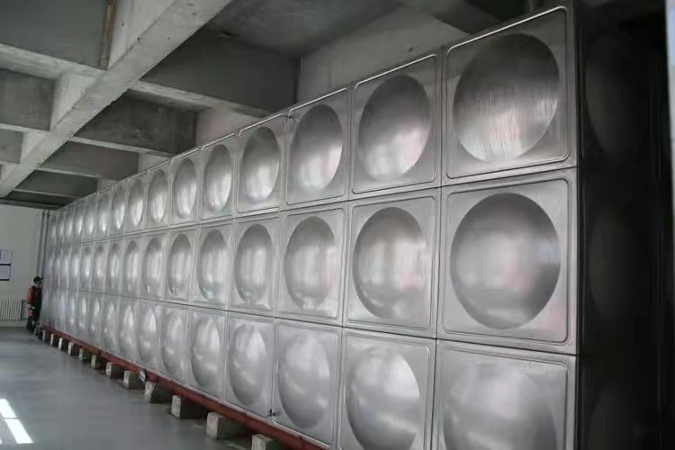 錦繡金瓏悅府生活泵房不銹鋼水箱加恒壓變頻供水設(shè)備由寧波新寶聚供水設(shè)備有限公司中標施工寶聚不銹鋼水箱水泵