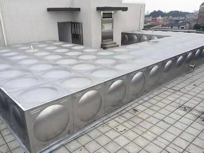 北侖區(qū)高潮三產(chǎn)綜合樓項目不銹鋼水箱消防水泵由寧波新寶聚供水設(shè)備有限公司供貨安裝寶聚不銹鋼水箱水泵專業(yè)生產(chǎn)銷售