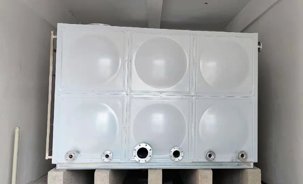 紅星紫御半島消防保溫不銹鋼水箱由寧波新寶聚供水設(shè)備有限公司安裝施工寶聚不銹鋼水箱水泵空氣能熱水系統(tǒng)