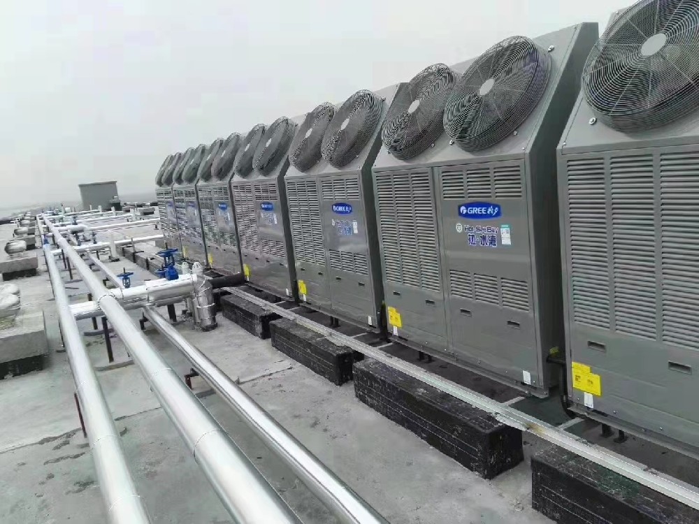 高新區(qū)九年一貫制學(xué)校采購寧波新寶聚不銹鋼水箱熱水空氣能系統(tǒng)