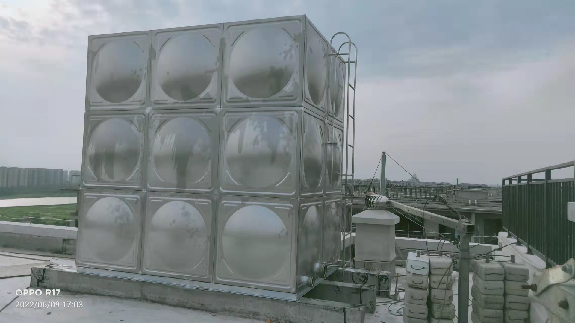 榮安地產(chǎn)首南地塊項(xiàng)目由寧波新寶聚供水設(shè)備有限公司供應(yīng)安裝不銹鋼消防水箱