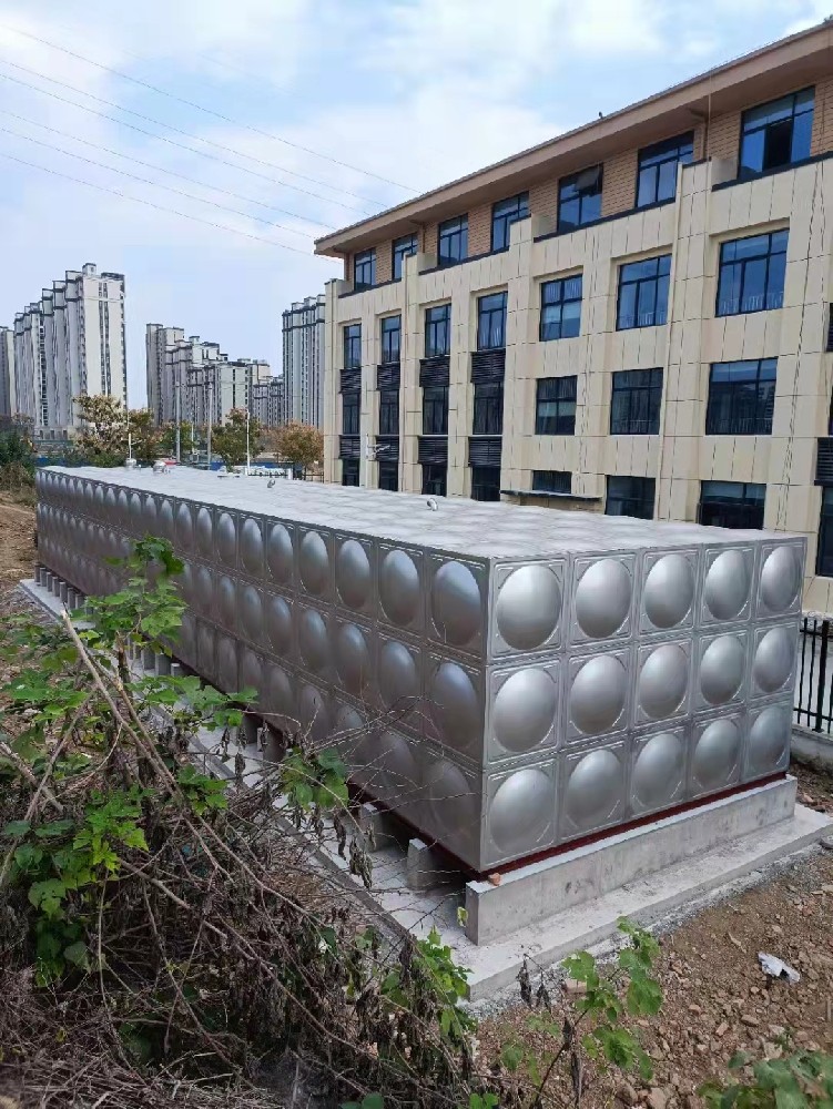 新寶聚不銹鋼水箱質(zhì)量為王承接各類供水設(shè)備的生產(chǎn)安裝寧波不銹鋼水箱廠家