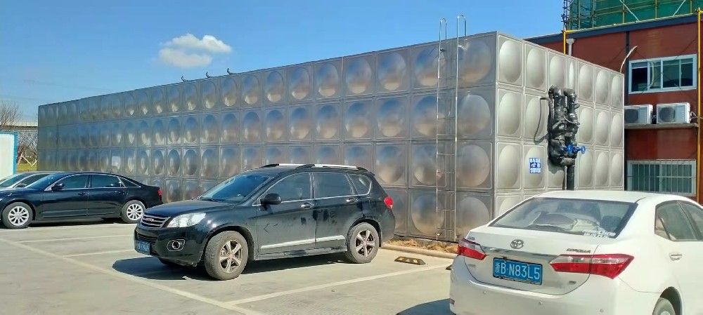 財(cái)富廣場(chǎng)由寧波新寶聚供水設(shè)備有限公司清澈不銹鋼水箱安裝