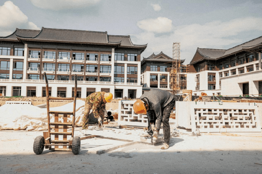 飛龍山莊項(xiàng)目13棟主體結(jié)構(gòu)全部結(jié)頂