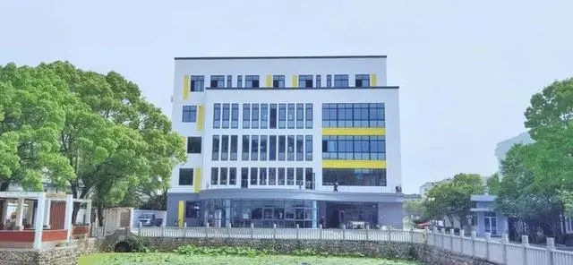 九峰高級中學(xué)新校園建設(shè)項(xiàng)目進(jìn)入掃尾階段寧波新寶聚不銹鋼水箱寧波不銹鋼水箱廠家